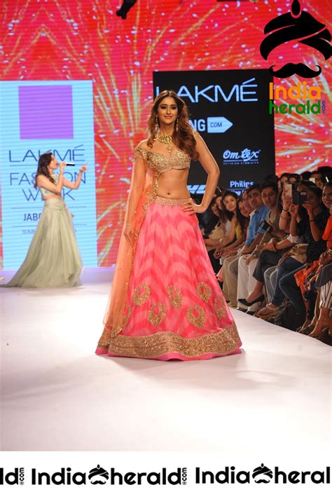 Ileana Flaunts Her Hot Midriff And Sexy Navel While Walking