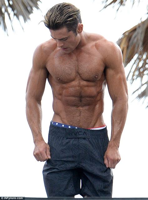 Zac Efron Shirtless As He Flexes His Bulging Biceps For Baywatch Filming Daily Mail Online