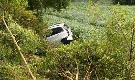 Condutor Capota Ve Culo Ap S Desviar De Buraco Na Ers Paulo