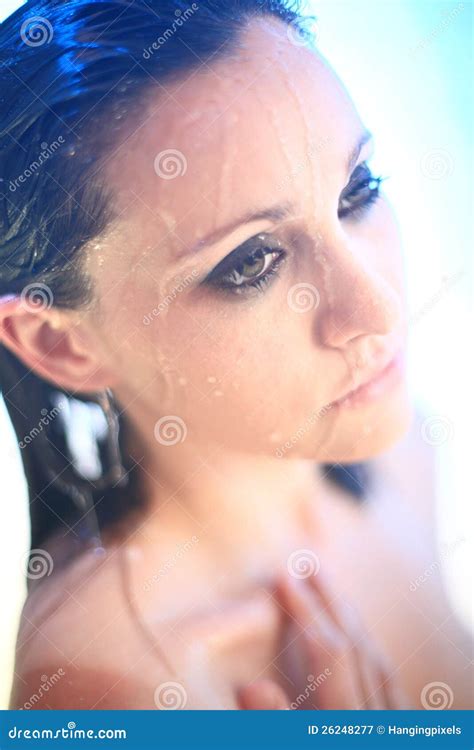 Jeune Femme Sous Le Jet De Douche Image Stock Image Du Bleu Détendez