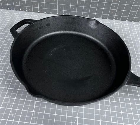 TRAMONTINA Cast Iron SKILLET | EstateSales.org