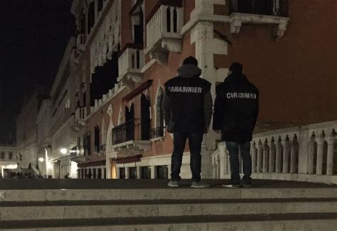 Venezia Pusher Beccato A Cedere Cocaina A Un Cliente Tenta Di