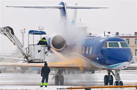 How Aircraft Ground De Icing And Anti Icing Works