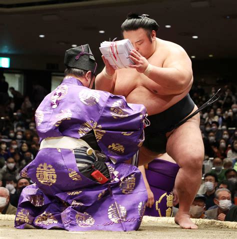 貴景勝、意地の鼻血！翠富士とバチバチ張り合う激闘制し1敗守る 阿炎は豊昇龍に敗れ2連敗 大相撲写真ニュース 日刊スポーツ