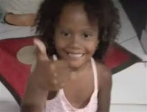 Menina de 9 anos é brutalmente assassinada a facadas por vizinhas