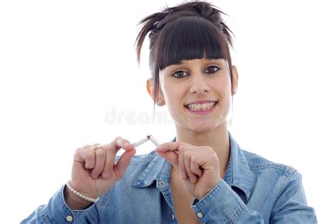 Jeune Femme De Brune Cassant La Cigarette Concept Non Fumeurs Image