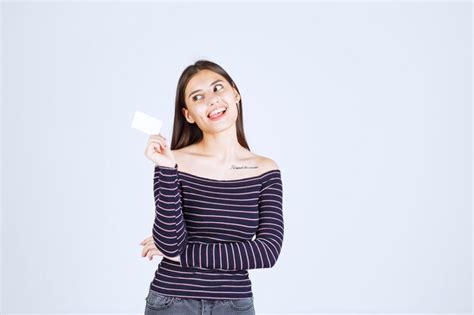 Menina Camisa Listrada Apresentando Seu Cart O De Visita