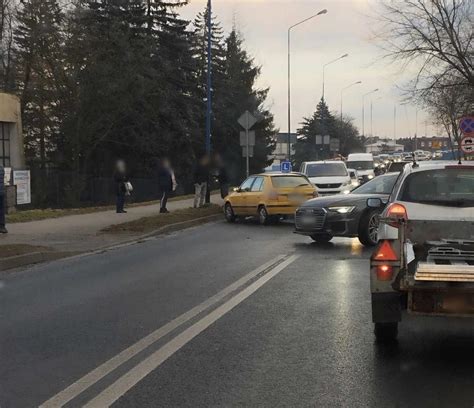 Kolizja trzech samochodów na ul Brzeźnickiej w Radomsku Radomsko24 pl