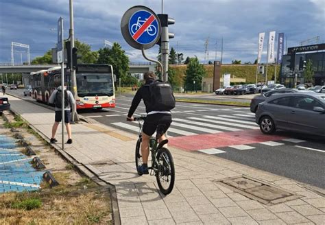 Rowerzyści nie dzwońcie na pieszych na chodniku