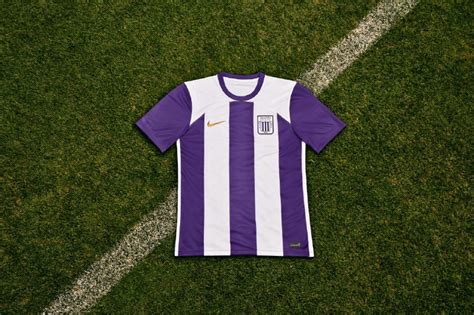 Alianza Lima presentó su nueva camiseta morada de la marca Nike