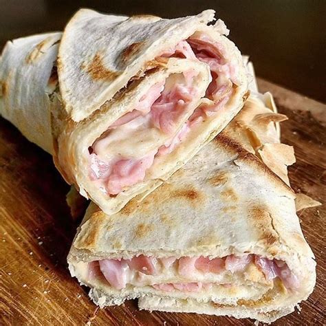 Un Pranzo Veloce D Piadina Con Prosciutto Cotto Formaggio E Maionese