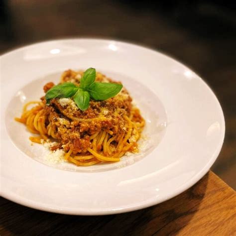 Bolognese mięsny sos boloński pomidory i parmezan Restauracja Via