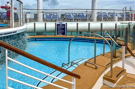 2022-disney cruise line-disney wish-cruise ship new-upper deck pool