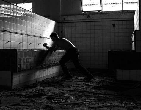 Vista Lateral De Un Hombre Sin Camisa De Pie En Un Edificio Abandonado