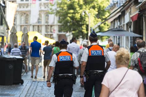 Un Corps Découvert Sur Un Pont à Anvers Une Personne Ensanglantée