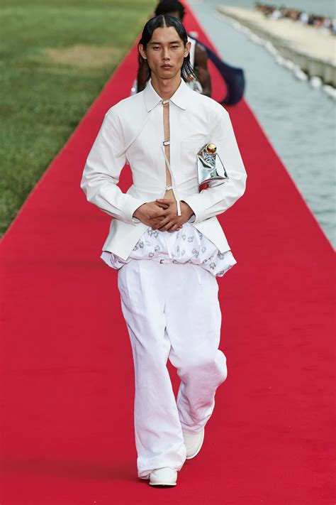 Jacquemus cierra la semana de la moda de París con 'Le Chouchou' en el