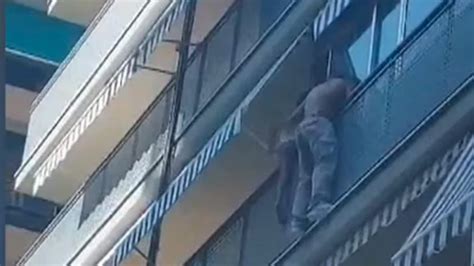 Bimbo Di Anni Penzola Dal Balcone Di Una Palazzina Enne Rischia La