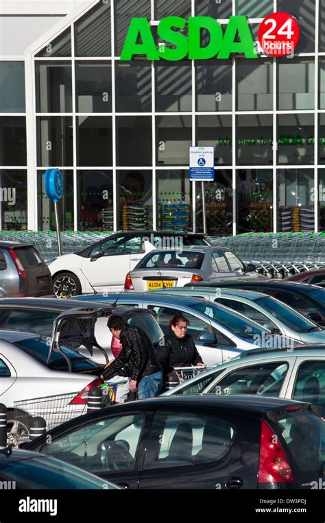 Supermercado Asda Y Aparcamiento Fotografías E Imágenes De Alta