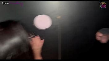 Otro día siendo la puta de un cornudo en el gloryhole XVIDEOS