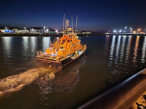 Flares Lead Rnli To Stranded Boaters Comet Marine Distress Signals