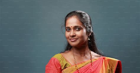 伝統的な服を着た幸せな南インドの女性の肖像画の写真 Unsplashの写真術の画像