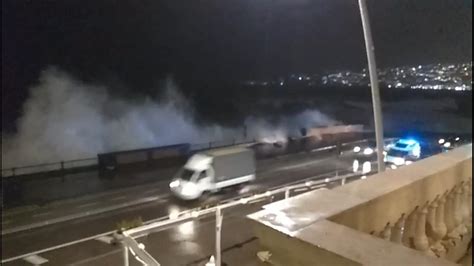 Napoli Il Lungomare Devastato Dalle Onde Video