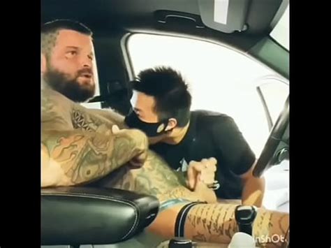 Twink atrapa a Tyler masturbándose y va por sus pezones XVIDEOS