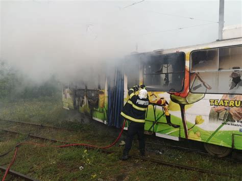 Panică în trafic Un tramvai aflat în mers a luat foc după ce a fost