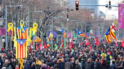 Milers De Persones Es Manifesten A Barcelona Per Tancar La Vaga Del