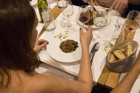 Cómo es el primer restaurante nudista de París Infobae