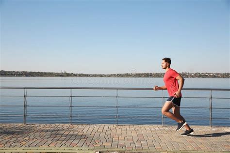 Hombre Deportivo Que Corre Al Aire Libre Foto De Archivo Imagen De