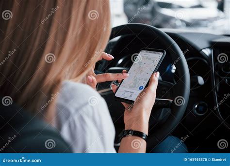 De Kaart Bekijken Met Smartphone Mooie Blonde Meid Zit In De Nieuwe