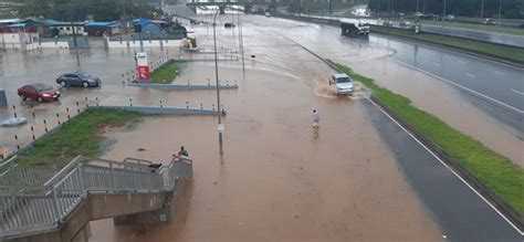 Photo Flash Flood Takes Over Abuja Roads After Heavy Downpour