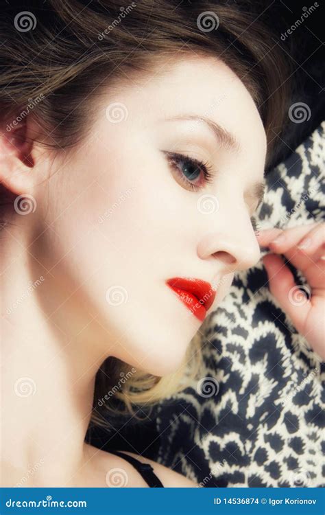 Blonde Vrouw Met Blauwe Ogen En Rode Lippen Stock Foto Image Of Rood Ogen