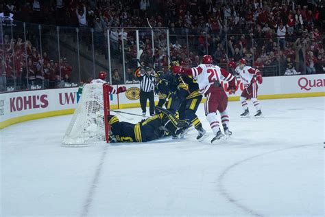 Badgers Mens Hockey Sweeps Michigan Extends Win Streak To 6 The Daily Cardinal