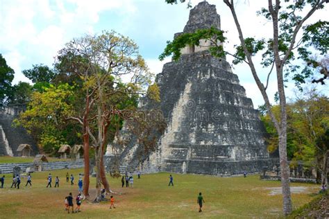 El Sitio Arqueológico De La Civilización Maya Precolombina En Tikal