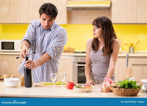 De Jongelui Koppelt Het Vieren Huwelijksverjaardag Bij Keuken Stock Foto Image Of Paar