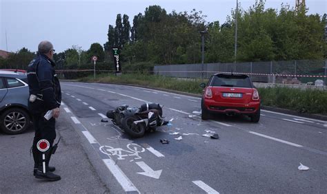 Incidente In Via Del Gomito A Bologna Si Schianta In Moto Contro Un