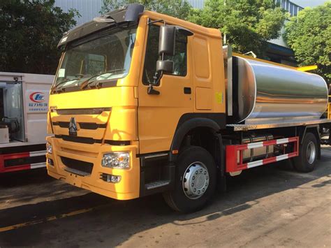 Sinotruk HOWO Asphalt Distributor Tank Truck Road Maintenance Truck