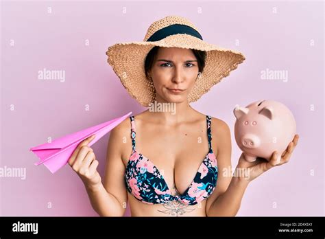 Jeune Femme Brunette Avec Des Cheveux Courts Sur Le Bikini Tenant Le Papier Avion Et La Banque