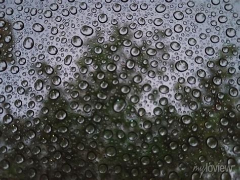 Las Gotas De Lluvia Sobre Un Cristal Transparente En El Parabrisas