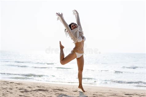 Joyeuse Jeune Femme En Bikini En Train De Sauter Sur La Plage Image Stock Image Du R Ussite