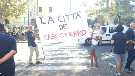 Santa Marinella Tidei Gate Sit In Di Protesta Contro Il Sindaco