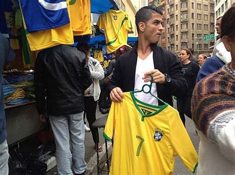 Protesto imagético tem Cristiano Ronaldo na rua 25 de Março