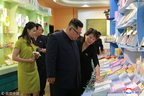 金正恩视察朝中边境化妆品厂 妻子李雪主陪同