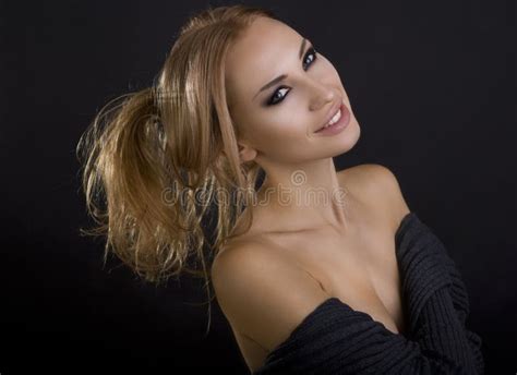 Mooie Sexy Blonde Glimlachende Vrouw Donkere Achtergrond De Ogen Van Smokey Stock Foto Image