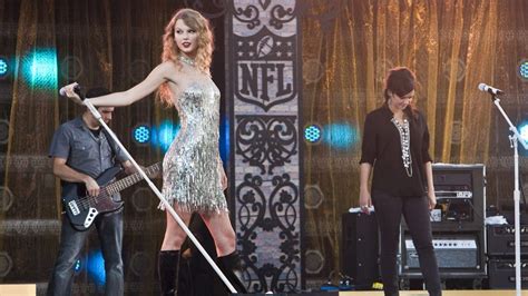 Taylor Swift Fans Freak Out Over News About Super Bowl Halftime Show