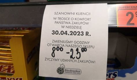 Biedronka wydłuża godziny otwarcia przed Majówką 2023 W niedzielę