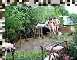 Naked Auf Dem Bauernhof Video