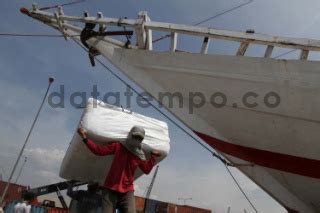 Bongkar Muat Barang Di Pelabuhan Sunda Kelapa Datatempo